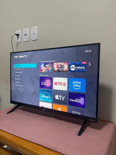 Smart TV AOC 32 polegadas com sistema Roku TV.