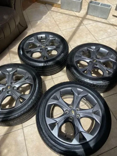 Jogo de Rodas Originais Aro 17 Chevrolet Cruze LTZ 2022 com Pneus e Sensores