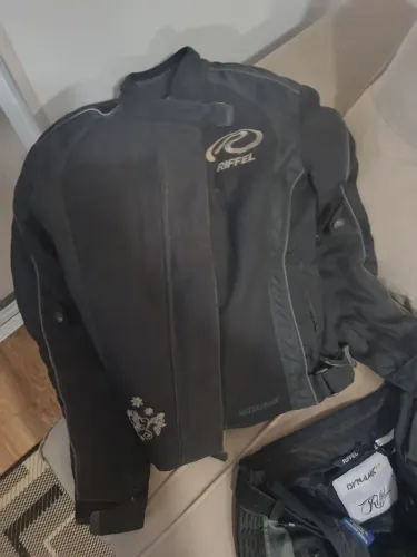 Roupa feminina motoqueira