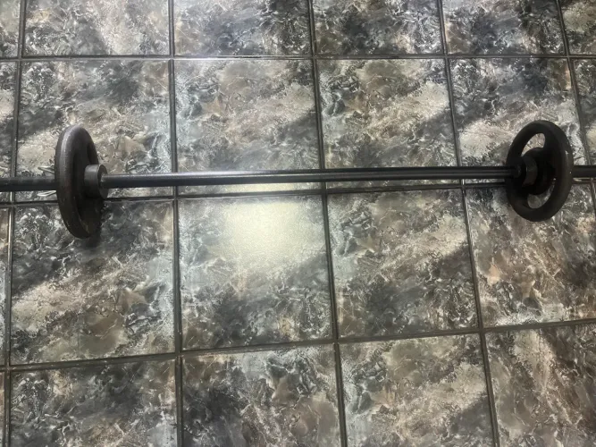 Barra de musculação com 2 anilhas de 4kg