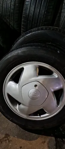 Hum jogo de rodas aro 14 com péneus furacão 4 por 100 GM Honda Corolla e outros com essa 