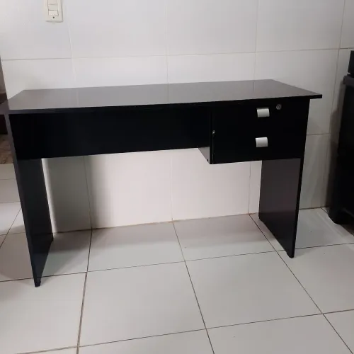 Biro de loja com duas gavetas com chave