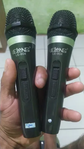 dois microfone com fio novo