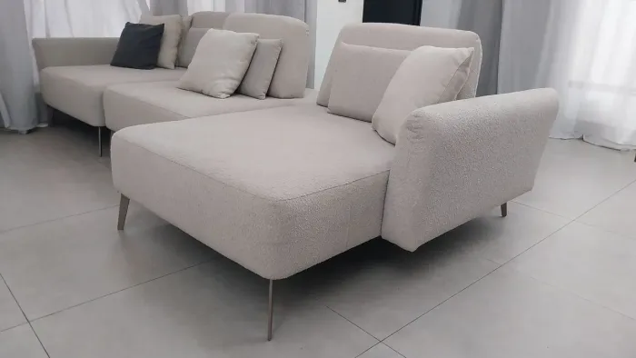 Sofá com chaise alto padrão tecido boucle e mecanismo maravilhoso