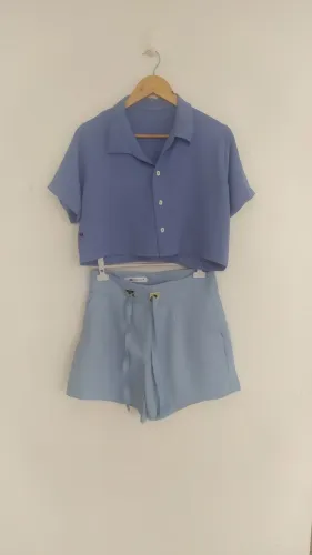Short e blusa na cor azul Tam P