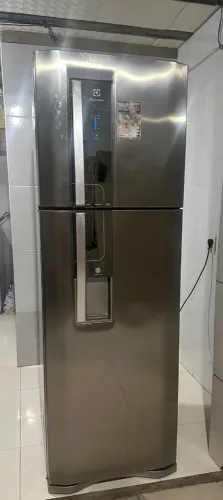 GELADEIRA ELETROLUX FROST FREE GELO SECO USADA COM MARCAS DE USO PORÉM GELANDO 