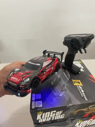 Carrinho Nissan GT para manobras de Drift 4x4 - Controle Pneus extras, Farol e Leds