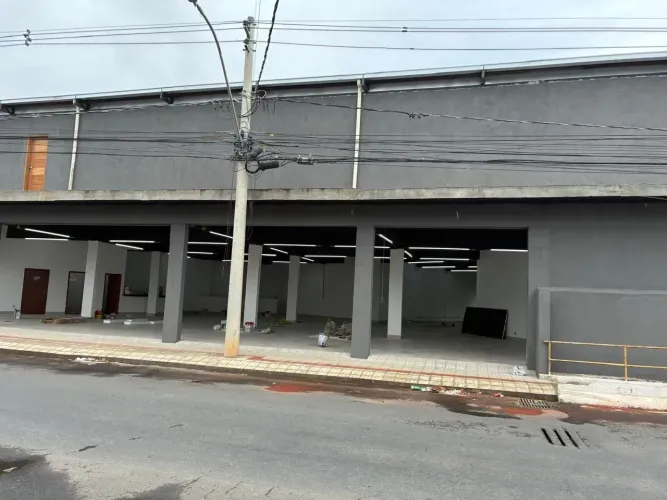 Loja, Galpão para aluguel possui 800 metros quadrados Centro Avenida Brasil