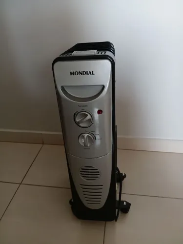 Aquecedor a Óleo Mondial A-06 Portátil 220v<br>Cor: Preto e Prata
