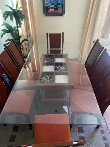 Mesa madeira e vidro com cadeiras
