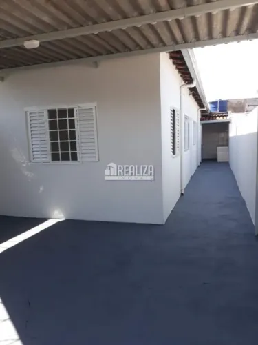 Casa com 2 Quarto(s) e 1 banheiro(s) para Alugar, 80 m² por R$ 1600 / Mês