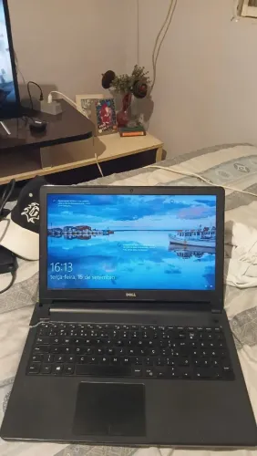 Nootbook dell 8 gb ram e 256 gb por apenas 750, parte com defeito nao interfere em nada.