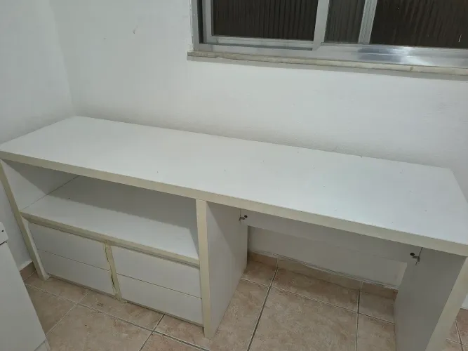 Escrivaninha/Mesa Branca com Gavetas é Prateleira- Funcional e Compacta.