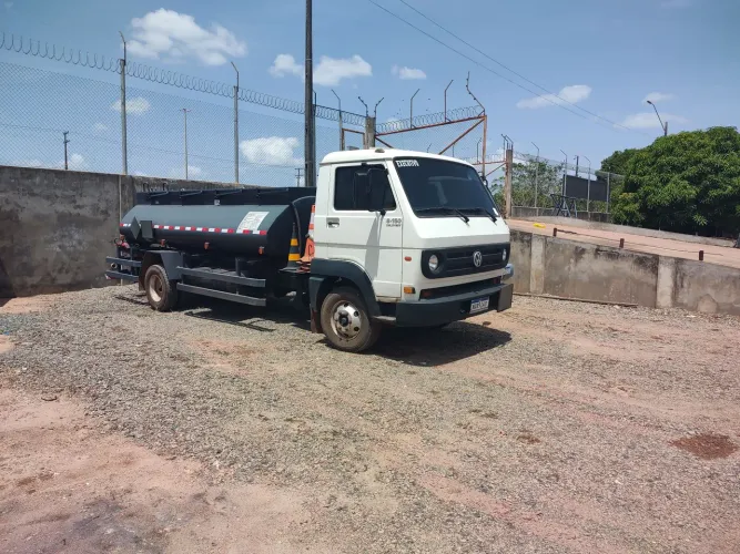 Caminhão tanque abastecedor 4.000 litros 
