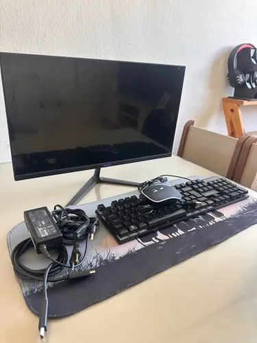 Monitor, mesinha e teclado pro seu setup .