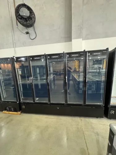 AUTO SERVICO VANGUARD RESFRIADOS 5 PORTAS PRETA - PRETO INTERNO Refrimate