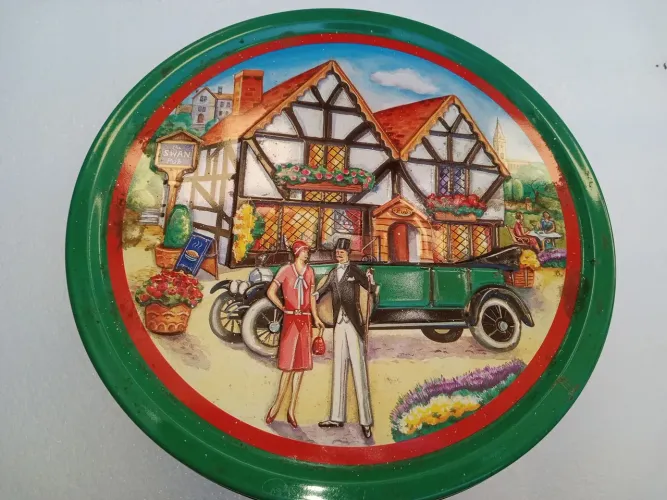 Lata antiga de biscoito vazio