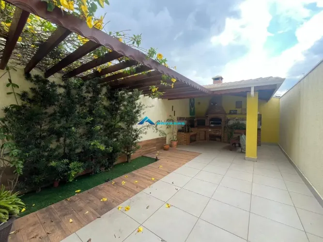 Sobrado a venda C/ 3 Dorms. sendo 1 suíte, excelente espaço com churrasqueira e 2 vagas de