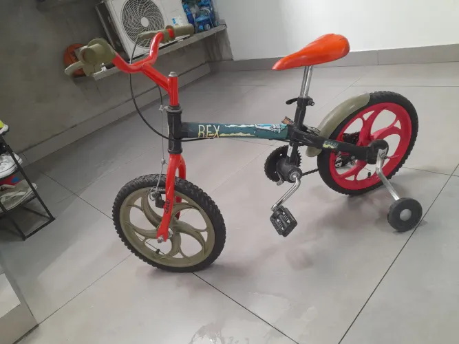 Bicicleta ? infantil com rodinha. Semi nova