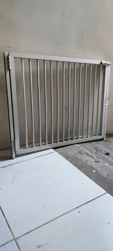 Portão interno pra cachorro.