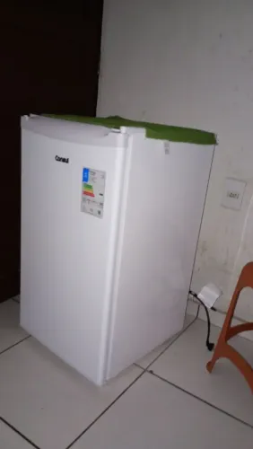Uma geladeira pequena está à venda.