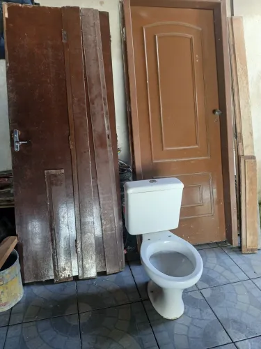 Duas portas com batente e jogo de um vaso coplado