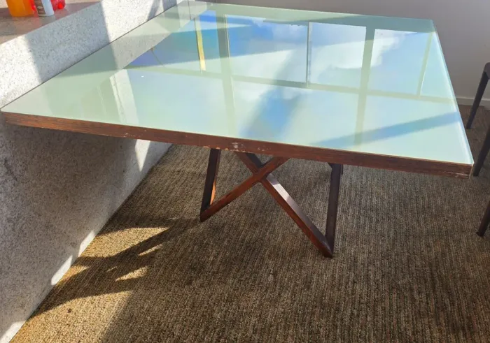 Mesa com estrutura em madeira e vidro temperado de oito lugares (1,40 × 1,40 cm)