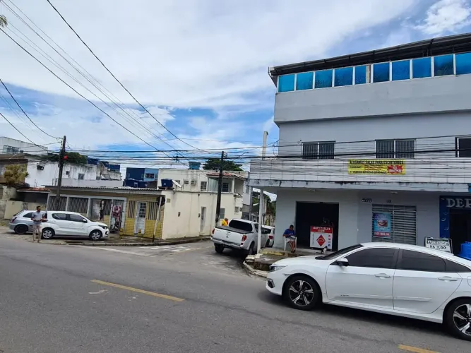 Galeria com 31 salas comercias