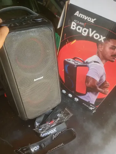 Vendo caixa de som amplificada semi nova com alça pra carregar nas costa funcionando top