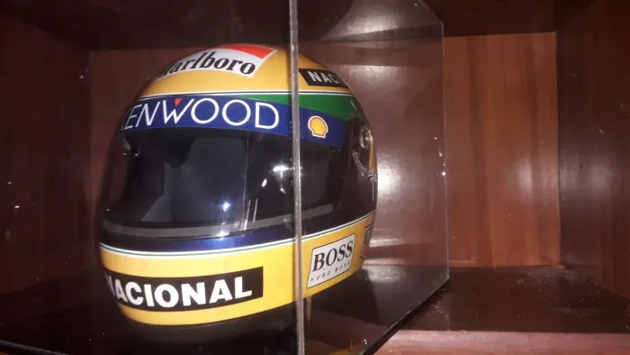 capacete do senna , no caser muito novo
