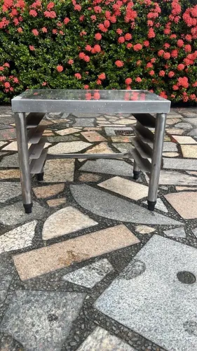 MESA LISA DE PAREDE SEM PRATELEIRA COM PORTA BANDEJA MEDINDO 560X380X450