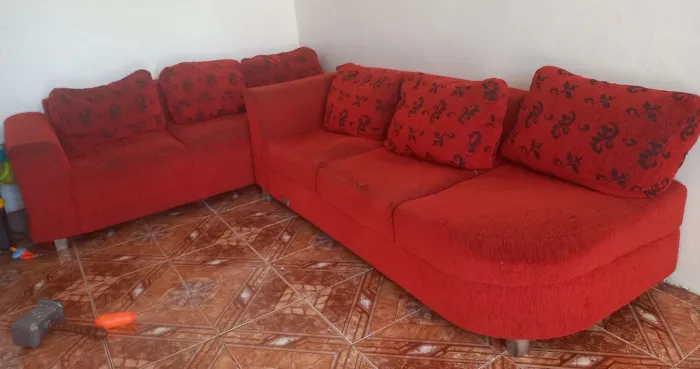 SOFA DE COR VERMELHO