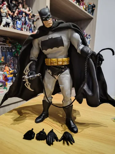 Batman TDKR Dark Knight Returns Medicom 1/6 com detalhes