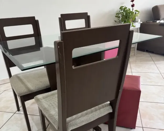 Mesa de Jantar com 03 cadeiras estofadas e tampo de vidro em Excelente estado