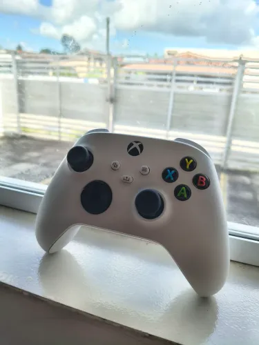 Controle Xbox Series Robot White (Com Drift) + Carregador MOX c/ 4 Pilhas Recarregáveis