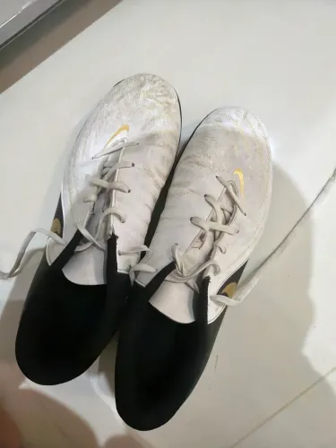 Chuteira Nike Phantom GX II (geração 2) Futsal (IC) da coleção "Mad Ready Pack