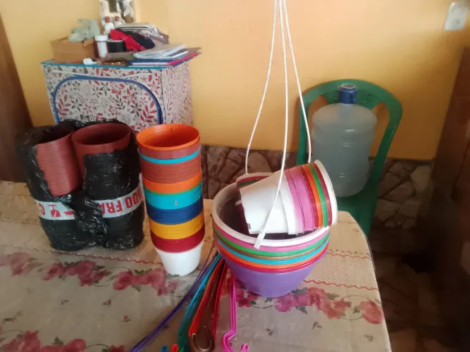 Vendo vaso para fazer mudas de plantas e 8 vasos de pendurar