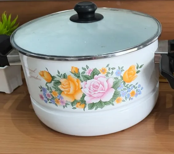 Duas lindas panelas de esmalte decorada com a tampa de vidro por apenas 130,00