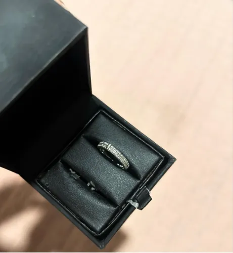 Anel Vivara em Ouro Branco com Diamantes - Elegância e Sofisticação