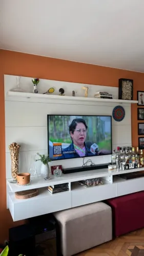 Painel de TV branco com gavetas