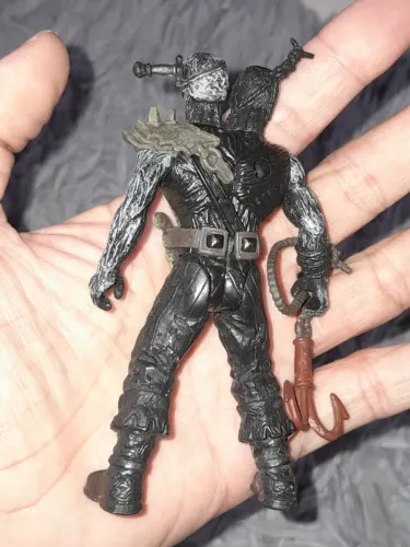 Boneco de ação colecionável é o personagem Headbanger Pat da série Chap Mei Pirates.