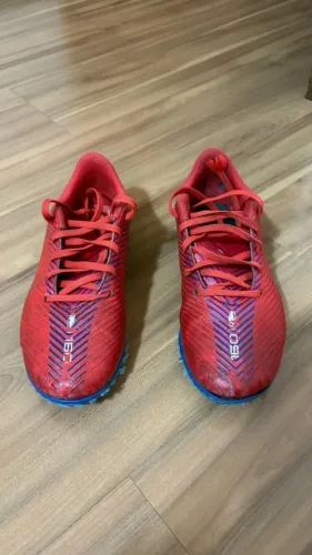 Chuteira infantil Kipsta marca da Decathlon 