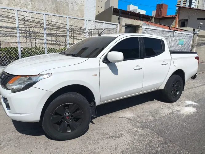 Mitsubishi L200 Triton Sport GLX 2.4 CD Diesel Mec. 2020