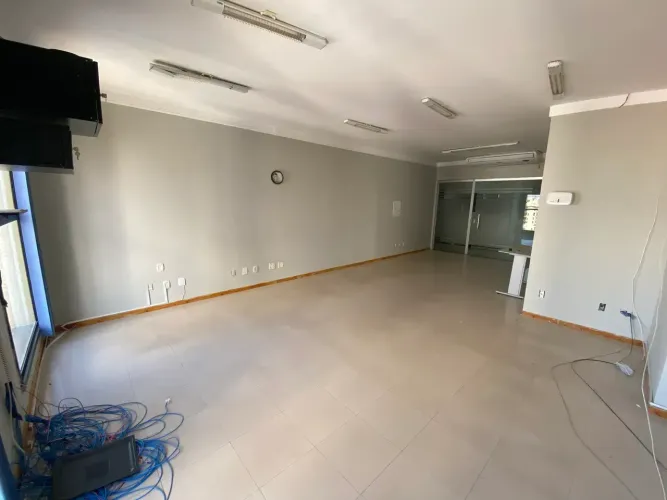 Sala Comercial - 48m2 - Andar Alto - Nascente