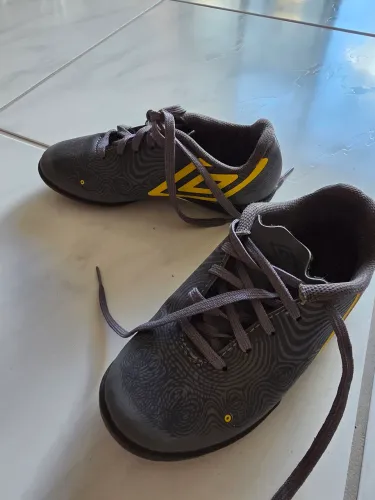 Chuteira umbro infantil quase nova 30