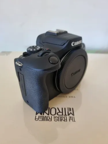 Câmera Canon EOS R100
