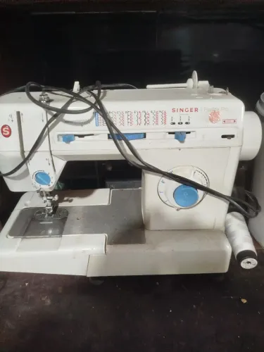 Vende-se uma máquina de custura da marca singe