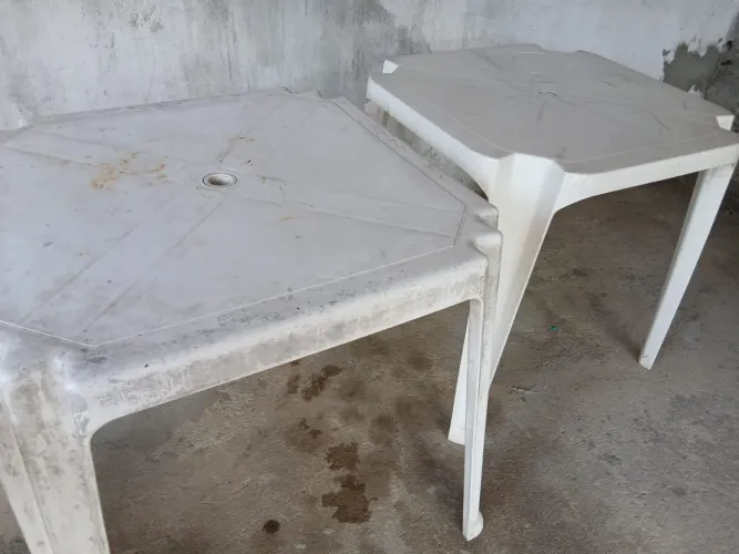 Vende duas mesas e quatro cadeiras