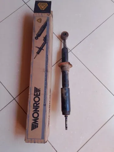 Vendo Amortecedor dianteiro para Hilux 2021. Semi-novo. Contato: *.