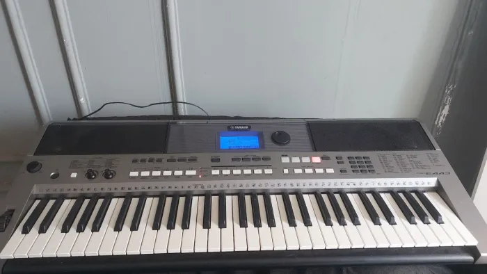 Teclado Yamaha PSR 443 + Pedal + Suporte